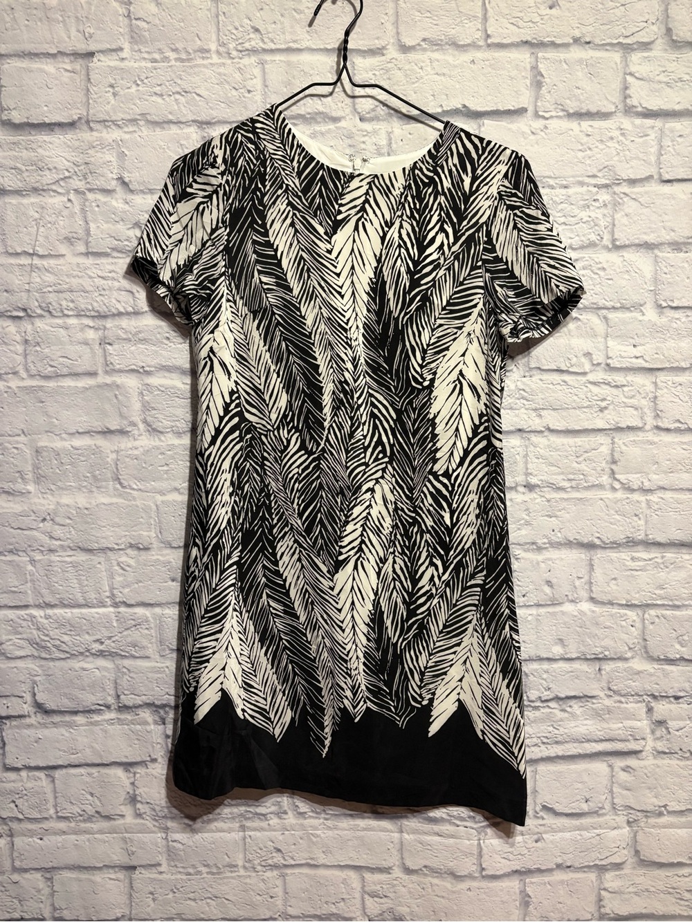 Club Monaco Silk Black and White Feather-Print Short Sleeve Dress 00